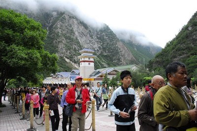 九寨溝單日游客破2萬，景區管理如何應對春游高峰？